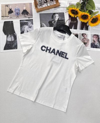 Chanel小香新款钉珠字母短袖T恤，订珠字母元素：这是整件T恤的灵魂所在。一颗颗精致的珠子巧妙镶嵌成字母造型，或排列成品牌标志性字母，在光线下璀璨闪耀。手工订