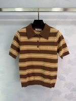 Miumi*2025新品上架 条纹针织上衣 定制Yb羊毛纱线织造 弹力舒适 质感十足 翻领polo上衣裁剪 上身呈现休闲慵懒的穿搭格调 通体棕色卡其条纹粗细交错