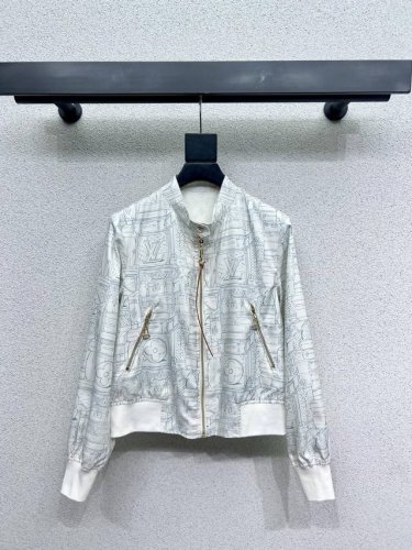 L家双面穿夹克外套 时尚帅气 高版出品！很独特的品味与个性经典款版型设计简洁而优雅 独特的工艺 多了一份精致与细腻 高品质 尺码Sml