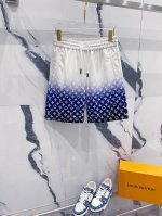 lv 2025春夏新款男士休闲短裤 高端货简洁时尚大方 定制原版进口面料 简洁利落又清爽 品质做工细节经得起任何形式检验简约大方百搭款 上身优雅帅气，焕然一新的