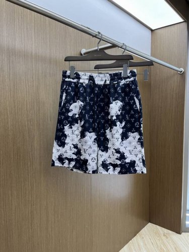 Lv 2540春夏新款男士休闲短裤 高端货简洁时尚大方 定制原版进口面料 简洁利落又清爽 品质做工细节经得起任何形式检验简约大方百搭款 上身优雅帅气 焕然一新的