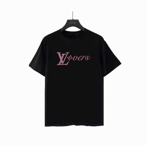 实拍细节图+尺码表 Louis Vuitton 路易威登 紫金字母印花短袖 这款重磅260G精致的黑色 T 恤采棉制成，是本系列彩虹色的启发，胸前印有 Lv V