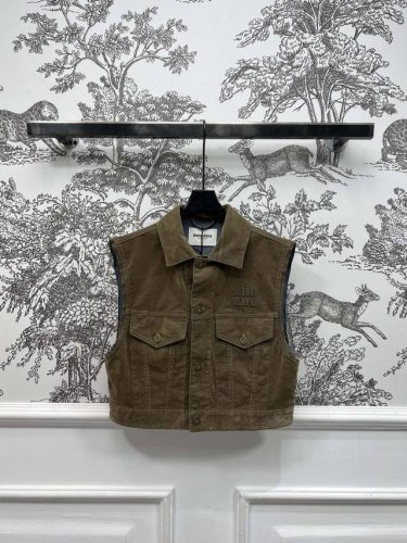 Miu 25春夏新款 刺绣徽标灯芯绒系列 翻领夹克外套+翻领马甲外套 怀旧时髦感超级帅气 贴布刺绣字母Logo低调奢华 宽松版型轻松分割身材比例 视觉腿长一米八