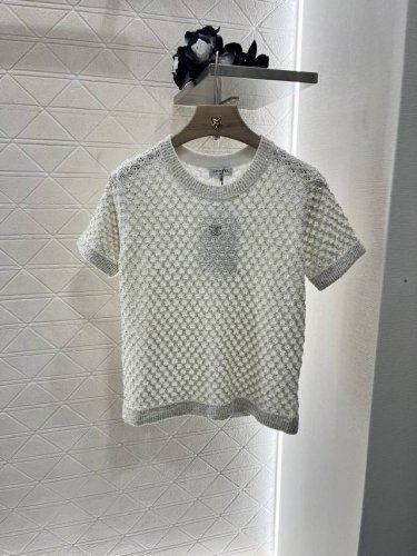 Chane*2025新品上架 珠片微透针织短袖 定制Yb进口纱线织造 质感高级 透气舒适 针织短袖上衣剪裁 通体利用细密钩针肌理交织 勾勒出菱形镂空图案 穿插银