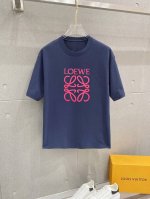 巴黎世家 25官网同步发售 欧美流行趋势 洗水分层工艺 洗水纯棉面料 柔软舒适细腻 大幅印花 提升档次 宽松版型更显气质。M-2Xl 下单提供身高体重