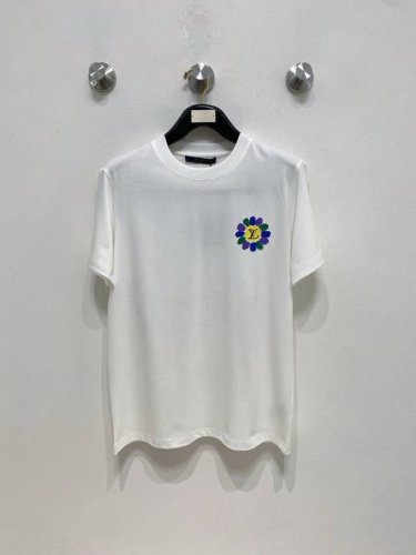 Lv 高定面料 玉蚕丝般的丝滑 2025春夏新品上市时尚经典圆领短袖时尚单品设计，更加时尚舒适，高标准定制，上身非常有型，人工手绘工艺 客供辅料，客供进口高档面