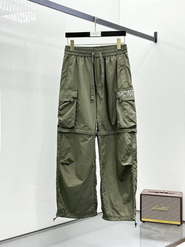 始祖鸟春夏25Ss休闲裤金典再次出现，原单订制高品质时尚休闲裤。超级百搭款。独家定制面料，挺阔有型，贴身舒适。原版定制专柜最新五金辅料。超靓版型、上身显腿修长，