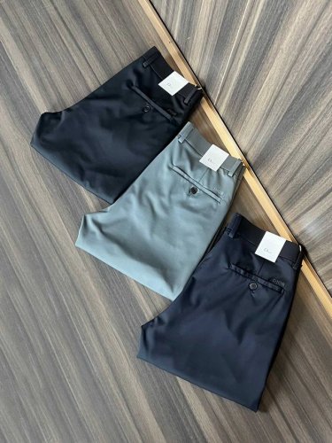 迪奥 新款来袭2680新春爆款新品 专柜有售 实体店极品休闲裤专柜原版1:1好货，适合各个年龄段。市场最高版本的欧洲进口面料。舒适柔软亲肤，上身效果超级棒时尚百