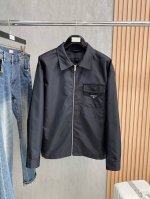 普拉达翻领外套新品 爆款 2025春夏新款爆款专柜新款休闲时尚夹克 超前卫设计风格 细腻舒适 穿着非常轻便不易起皱。多重重工艺 整体的设计颇具视觉感，上身休闲有