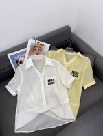 Dio 2025新品上架 口袋字母衬衣 其质地细腻垂顺高级翻领口袋衬衣胸前单侧口袋饰以刺绣字母装饰展现品牌格调宽松衬衣剪裁 穿搭利落时髦 最新Miss Dio*