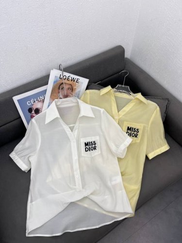 Dio 2025新品上架 口袋字母衬衣 其质地细腻垂顺高级翻领口袋衬衣胸前单侧口袋饰以刺绣字母装饰展现品牌格调宽松衬衣剪裁 穿搭利落时髦 最新Miss Dio*