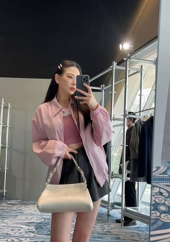 prad* 25Ss早秋新款 低饱和色度老干部夹克外套丨独家高版出品！进口高密度精纺斜纹纯棉面料质感挺阔舒适！立体剪裁宽松版型高级时髦！百搭不挑人上身巨显瘦。完