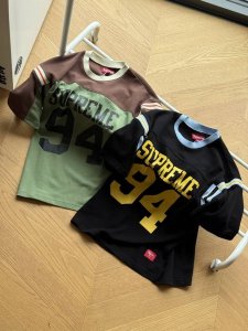 供 Supreme Ss25 Week8 Split S S Football Top 拼接图案罗纹圆领短袖美式潮流足球衣 男女同款 黑色 绿色 s~Xl 顶级