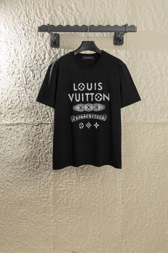 款号Q10 印花款Chrome Hearts X Louis Vuittons 联名限量款短袖T恤秀场限定。 路易威登联名克罗心梵文涂鸦喷绘圆领短袖，克罗心跟L