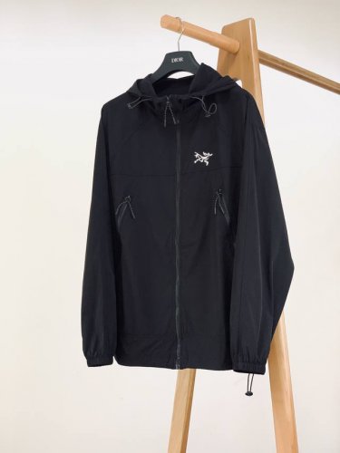 arcteryx 始祖鸟 最新薄款户外拉链软壳夹克弹力外套，功能性外壳面料90锦纶10氨纶！ 轻薄，耐磨，透气，四面弹都是基础属性！具备出色的轻量化，抗撕裂以及