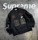 nike系列 贴布绣标 夹克情侣 版型立体 硬挺 上身效果非常好 原版品质 随意搓洗不褪色不起球 万针贴布绣技术 贴布绣超高密度刺绣 工整立体 清晰 饱满 情侣