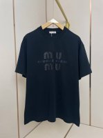 miumiu新款钉珠T恤 每一个饱满得晚订珠镶嵌在Logo里 融为一体 绝对完美的搭配 肩部通肩压条 280克纯棉面料舒适透气 黑白双色 男女同款 码数S-Xx