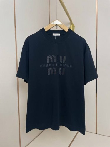 miumiu新款钉珠T恤 每一个饱满得晚订珠镶嵌在Logo里 融为一体 绝对完美的搭配 肩部通肩压条 280克纯棉面料舒适透气 黑白双色 男女同款 码数S-Xx