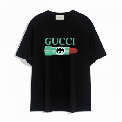 Gucci口红短袖T恤,简单的设计看起来特别大方！版型剪裁特别有讲究！上身很洋气显瘦内搭外穿都看高密针织圆领设计，平整简约！亲肤透爽！T恤面料的柔软性舒适性无可