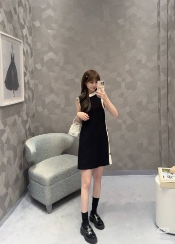 Dio*25新品 名媛气质针织圆领背心连衣裙 撞色纹理个性十足 两侧定制五角星扣装饰 彰显品牌理念 H小版型百搭不挑人 高级黑白调法式优雅气质 进口高支密度纱线