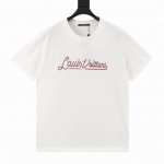Louis Vuitton 路易威登 25Ss 草写字母刺绣短袖 采用300G双纱重磅面料，1:1螺纹，手感柔软舒适，上身亲肤透气，垂感佳，胸口红色签名刺绣贴饰