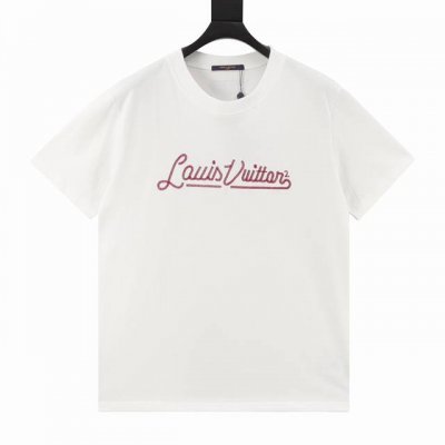 Louis Vuitton 路易威登 25Ss 草写字母刺绣短袖 采用300G双纱重磅面料，1:1螺纹，手感柔软舒适，上身亲肤透气，垂感佳，胸口红色签名刺绣贴饰