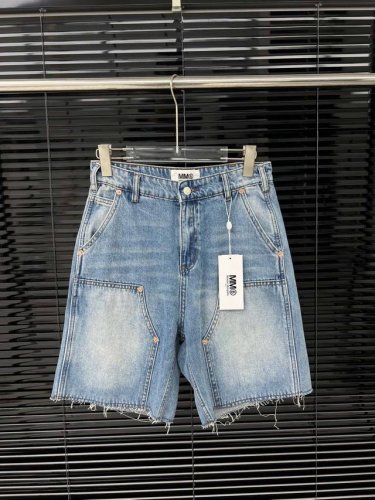25新品 Mm6个性牛仔中裤 采用进口高密度斜纹牛仔棉面料 触感柔软细腻 高级感满满 宽松直筒中裤版型 视觉上拉高身材比例 随意一搭都显气质 百搭时髦高级单品