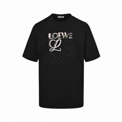 loewe 罗意威 24Ss 半手绘涂鸦刺绣Logo短袖 采用180克迈巴赫爽棉面料 前幅采用进口机数码直喷 经5次打版调色 由深至浅 渐进过程自然而又丰富 前