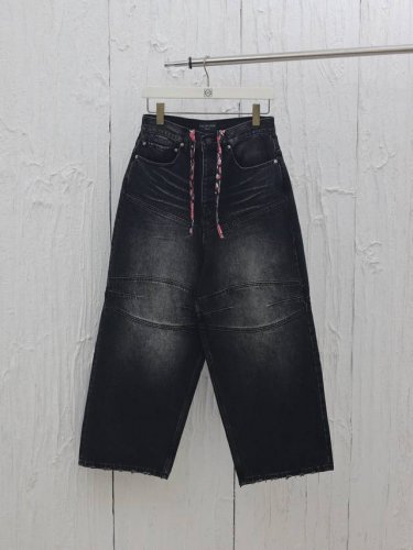 balenciaga* 巴黎25Ss Baggy阔腿牛仔裤 面料采用日本进口100%纯棉斜纹丹宁牛仔面料 由意大利进口高密度器械制造 原胚底含氨纶微弹力 还原牛