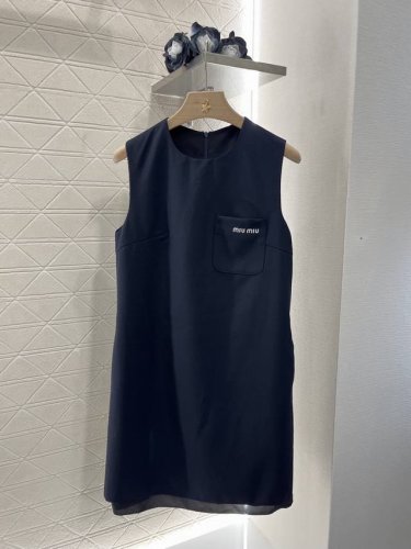 Miumi*2025新品上架 口袋背心裙 定制Yb进口精仿羊毛材质 质感光泽 垂顺舒适 无袖连衣裙剪裁 通体素色利用剪裁和细节提升精致度 后背拉链开衩设计调节松