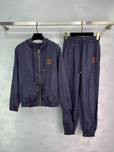 miu25早春新款 字母连帽风衣套装 可甜可盐百搭不挑人上身美的不要不要的防水防风，舒适无束缚感版型不挑身材下摆有抽绳，可自由调节松紧。Sml。