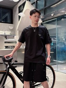 普拉达 25早春最新顶级经典双面料拼接款金属三角标融合重磅短袖套装，高端品质专柜原单圆领援助，顶级制作多口袋工艺进口面料，专柜款独特设计，采用进口高端订制进口丝