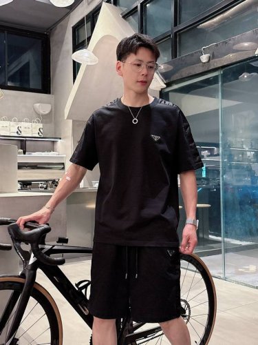 普拉达 25早春最新顶级经典双面料拼接款金属三角标融合重磅短袖套装，高端品质专柜原单圆领援助，顶级制作多口袋工艺进口面料，专柜款独特设计，采用进口高端订制进口丝