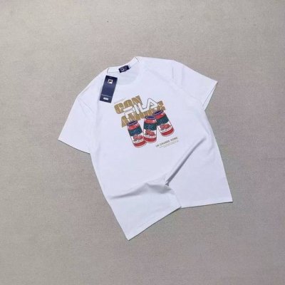 斐乐2025年番茄易拉罐男女情侣款宽松休闲运动T恤 舒适揉软的240克纯棉双沙面料 亲肤舒适 圆领设计简单大方 舒适不嘞脖 吸湿排汗 手感厚实 T恤版型宽松 上