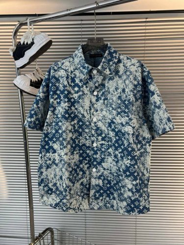 品名：Lv 25Ss 夏季新款老花怀旧水洗牛仔短袖衬衫外套 版型；宽松 面料：牛仔 颜色： 蓝色 尺码M-L-Xl 胸围 衣长 肩宽 M 126 82 54 L