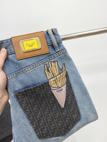 芬迪、2025最新品，专柜同步有售，原单狠货，水洗休闲牛仔裤，进口原版水洗弹力面料，舒适有弹性，原版五金辅料装饰Logo，版型超正，档次极高，专柜品质，上身时尚