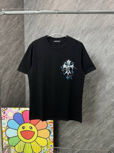 款号 G98 克罗心前后彩色涂鸦圆领短袖 面料采用32支双纱280克高克重纯棉面料 同缸定织定染原版同色螺纹 进口机器白墨直喷印花工艺 内里包边包条做工高版本
