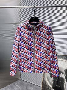 古奇 Gucci 2025新款 连帽 夹克 外套，高端版本！专柜定制面料 透气舒适度高，细节无可挑剔，品牌元素设计理念，体现高品质。手感细腻柔软！呈现休闲裁剪，
