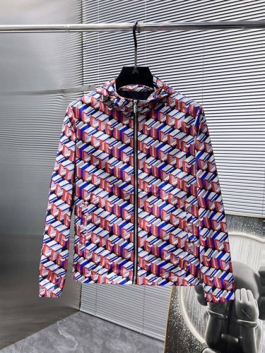古奇 Gucci 2025新款 连帽 夹克 外套，高端版本！专柜定制面料 透气舒适度高，细节无可挑剔，品牌元素设计理念，体现高品质。手感细腻柔软！呈现休闲裁剪，