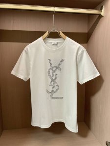 ysl2025春夏新品组合图案施华洛世奇水晶钻镶嵌短袖T恤 定制柜台同步面料 胸前由不同大小的圆形真奥钻镶嵌Ysl字样烫钻设计 Bulingbuling的视觉感