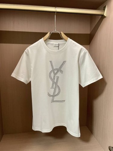 ysl2025春夏新品组合图案施华洛世奇水晶钻镶嵌短袖T恤 定制柜台同步面料 胸前由不同大小的圆形真奥钻镶嵌Ysl字样烫钻设计 Bulingbuling的视觉感