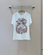 Dio*R 多彩印花百搭T恤 印花圆领Tee,沿用海底海马印花图案 ，呈现做旧高级质感棉麻材质 ，胸前标志性丝带字母印花让衣服品质更加上乘，跟足原版时尚休闲，随