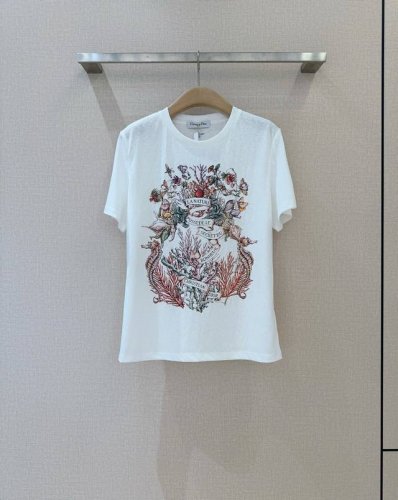 Dio*R 多彩印花百搭T恤 印花圆领Tee,沿用海底海马印花图案 ，呈现做旧高级质感棉麻材质 ，胸前标志性丝带字母印花让衣服品质更加上乘，跟足原版时尚休闲，随