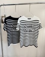 品名：1V 全新条纹提花Logo 轻薄羊毛混纺针织短袖 尺码：M.L 颜色：白条纹 黑条纹 面料手感非常细腻，富有质感。胸前高品质提花工艺，采用经典的配色和条纹