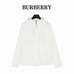 burberry 巴宝莉后背镂空战马轻薄外套 贸易渠道稀出，海外精品限量销售。户外风衣产品的典范，全身暗纹的商标彰显品牌辨识度。这款夹克兼备温暖且轻盈的特质。