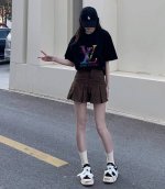 上新！Lv夏季星空字母短袖T恤，把经典玩出不同，打破单一设计再创造，增多点趣味性！男女同款入，厚实有质感，透气且吸汗，喜欢就盘她！ 尺码：S-3Xl 颜色：黑色