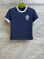 早春新款出货啦！ G家徽标Logot恤 2025春夏系列 圆领撞色领口 徽标Logo刺绣图案点缀 蓝白拼色休闲时髦 定制纯棉面料 舒适亲肤 修身版型 上身显瘦又