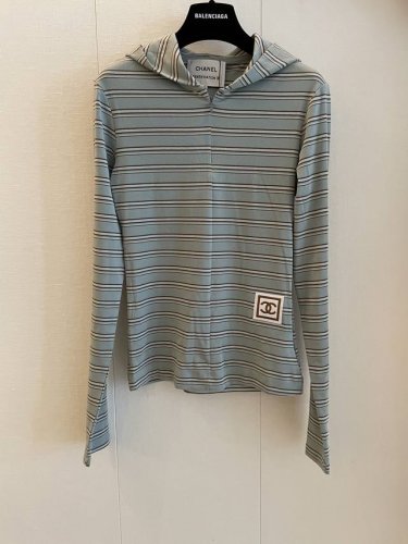 cc Vintage新款连帽衫 这款连帽条纹修身长袖打底衫以弹力棉混纺面料打造 绿白撞色细条纹设计凸显时尚感 连帽抽绳增添街头气息 立体剪裁贴合身形 可单穿或叠