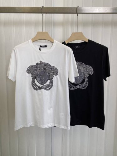 Vers&Ace 25春夏新品美杜莎刺绣水晶点缀短袖T恤，正面饰有线绣Medusa及链条图案，并点缀水晶装饰，定制80支双股丝光棉面料；黑色 白色 M～Xxxl