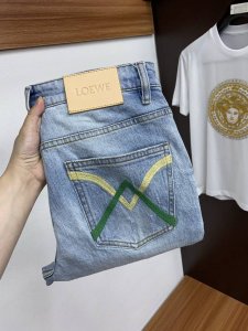 罗意威 25早春款 男士牛仔裤原厂原布原洗水！进口原版水洗弹力面料，复杂的手工艺叠加，任何一个洗水环节多停留几秒都会变成完全不一样的颜色效果，所以越加珍贵，特别